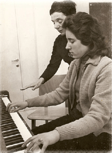 תמונה שצולמה בשנת 1959.
התמונה מראה את הגברת עליזה זומר מדריכה בשיעור לפסנתר את הגברת אסתר מרום (קריגר).