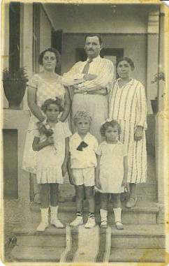 תמונת הורי, 3 ילדים ורעייתו של סבי עד מדרגות הבית ברח' רוטשילד